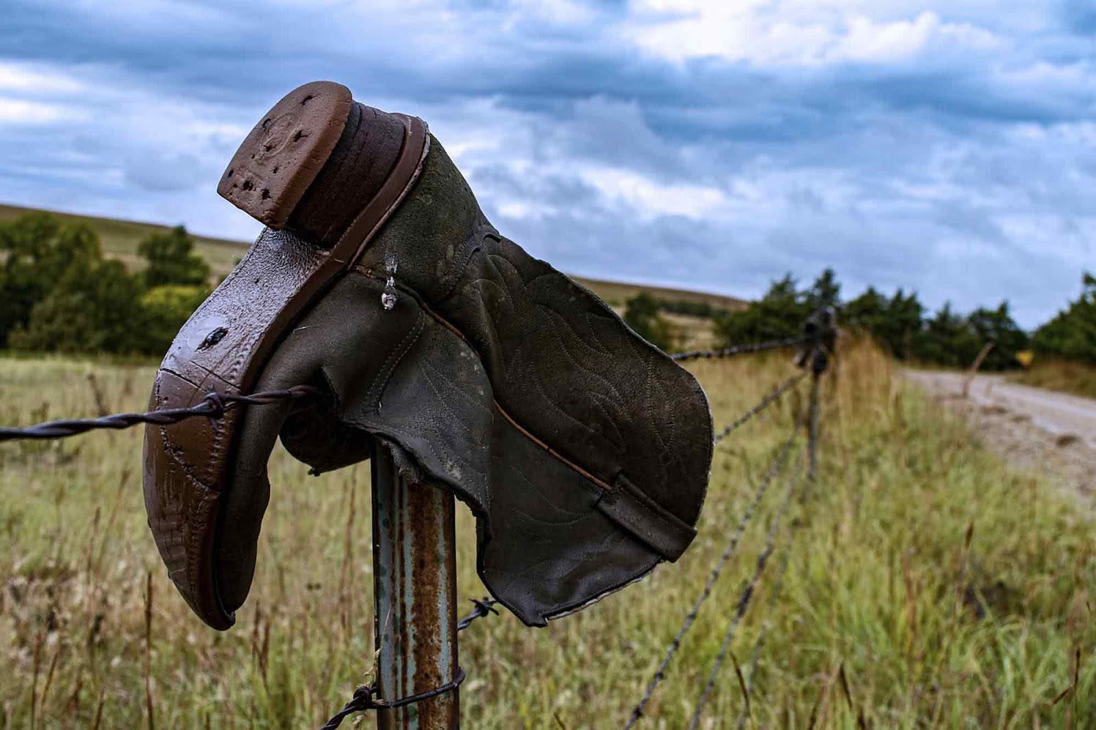 cowboy boot, fence post