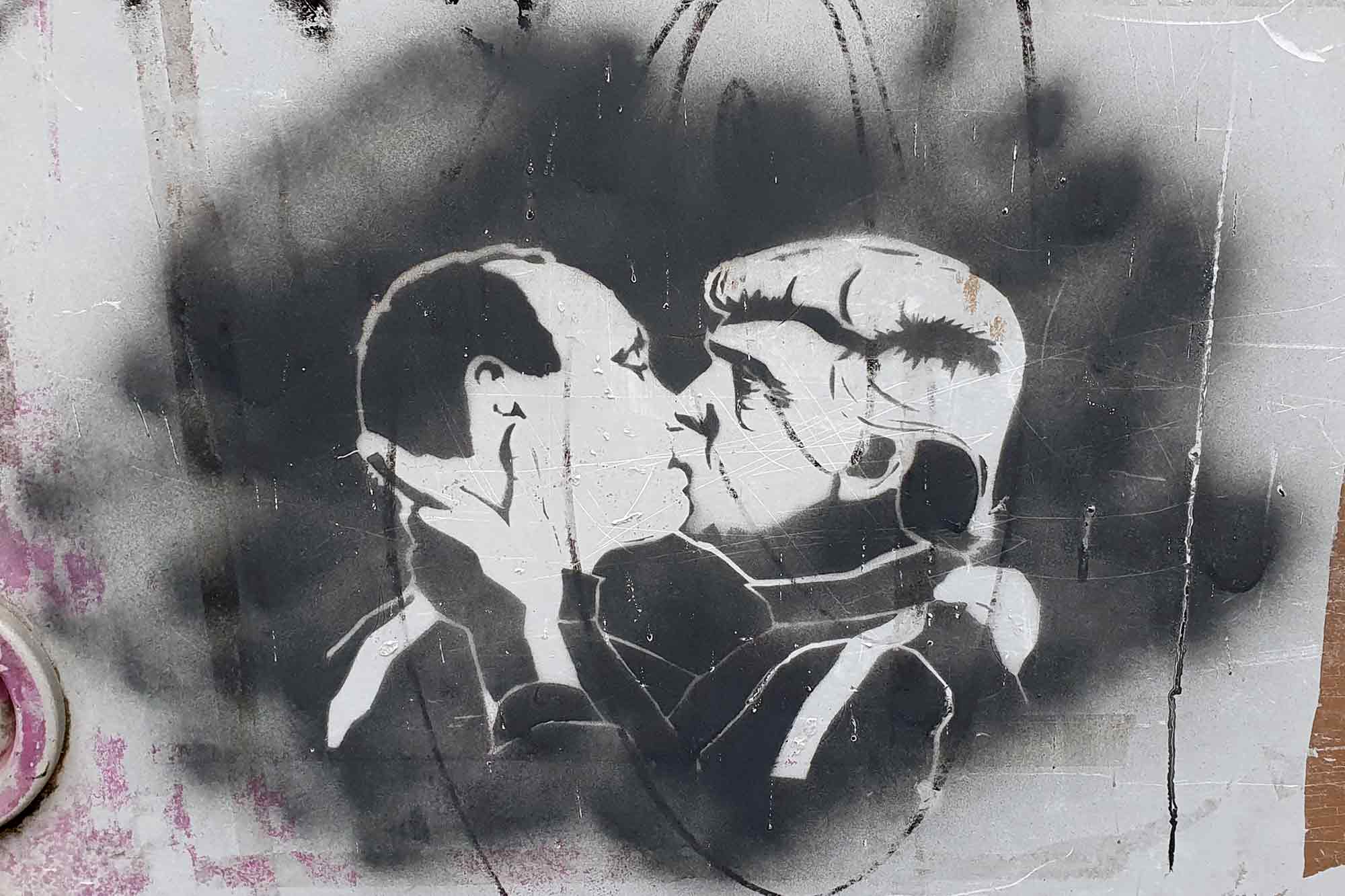 Donald Trump, Vladimir Putin, kissing, Graffiti, Hamburg, Germany