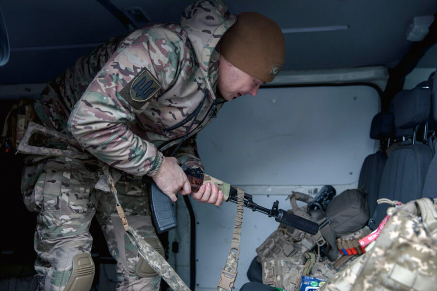 Ukrainian soldier, prepares equipment, Petropavlivka