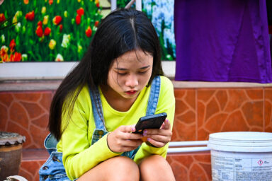 Big Tech, Meta, social media addiction, $1.4T lawsuit, trial, appeals court ruling Image name (title): girl_cellphone_3x2 jpg